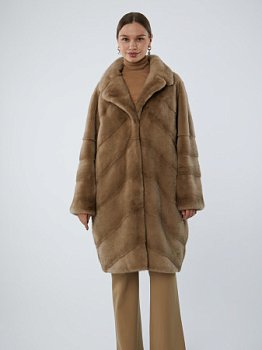 Шуба из меха норки с английским воротником