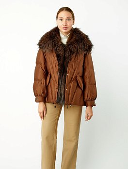 Укороченный пуховик с отделкой мехом лисицы