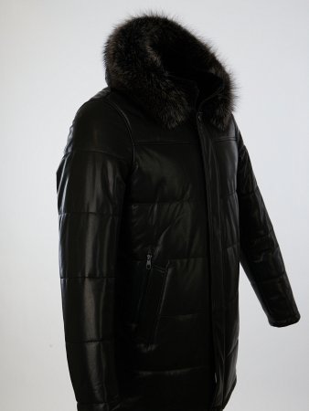 Удлиненный кожаный пуховик с капюшоном и отделкой мехом енота