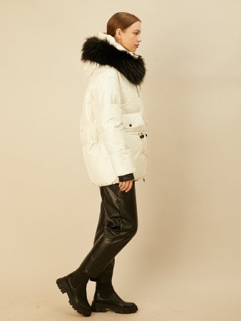 Куртка зимняя с отделкой из меха енота