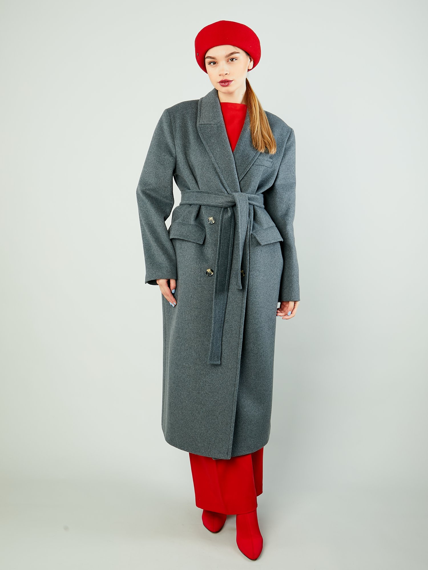 Демисезонное пальто с английским воротником и поясом 