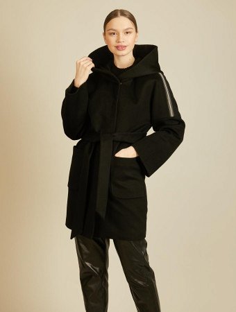 Укороченное пальто с капюшоном и поясом