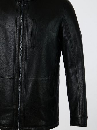 Кожаная куртка на мехе с воротником стойкой