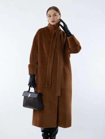 Двубортное эффектное макси-пальто со шлицей