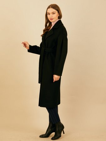 Демисезонное пальто с английским воротником и поясом