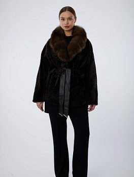 Укороченная шуба из астрагана с английским воротником