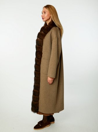Стильное пальто со съёмным мехом песца