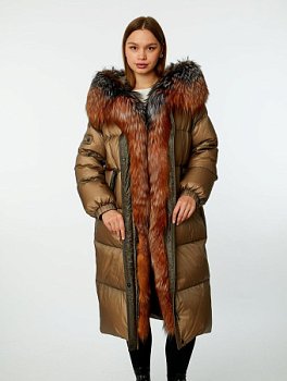 Длинный пуховик с капюшоном и отделкой мехом лисицы