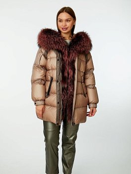 Укороченный пуховик с капюшоном и отделкой мехом лисицы