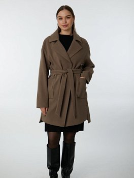 Укороченное пальто с накладными карманами