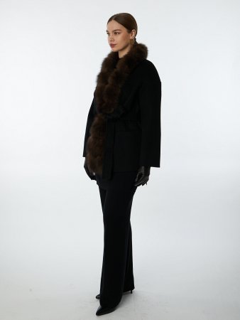 Стильное короткое пальто с отделкой из песца