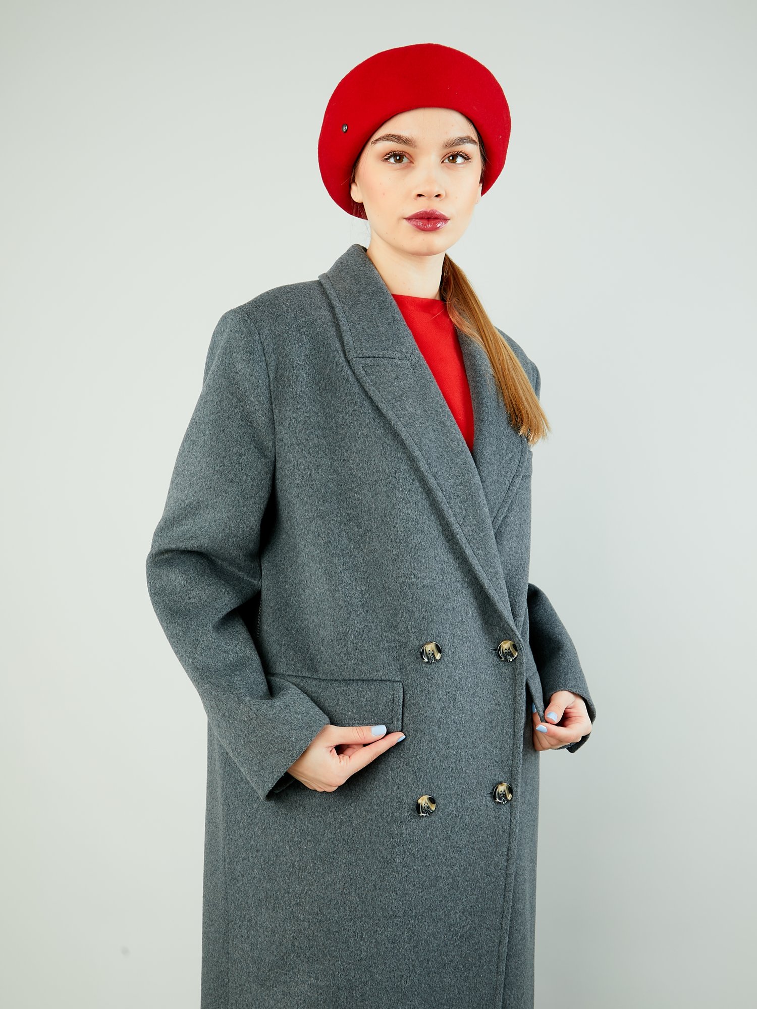 Демисезонное пальто с английским воротником и поясом 