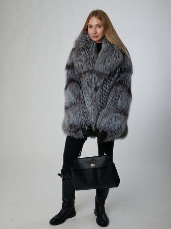 Укороченная шуба из меха чернобурой лисы