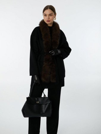 Стильное короткое пальто с отделкой из песца