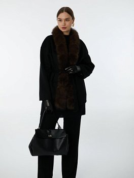 Стильное короткое пальто с отделкой из песца