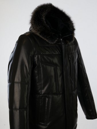 Кожаный пуховик с капюшоном и отделкой мехом енота