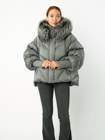 Стильный пуховик с капюшоном и отделкой мехом лисицы