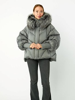 Стильный пуховик с капюшоном и отделкой мехом лисицы