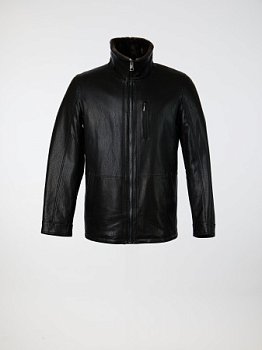 Кожаная куртка на мехе с воротником стойкой