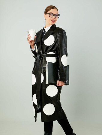 Плащ из кожи с английским воротником и поясом