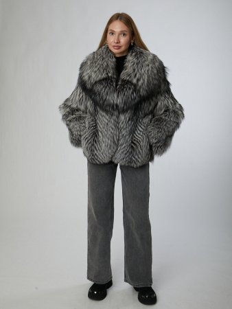 Укороченная шуба из меха чернобурой лисы