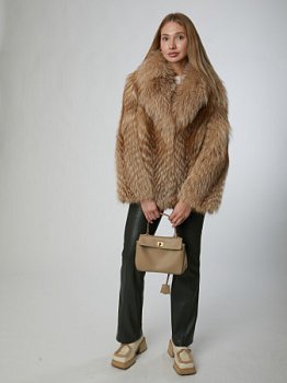 Укороченная шуба из меха лисы