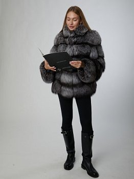 Укороченная шуба из меха чернобурой лисы