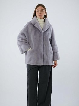 Укороченная шуба из меха норки с английским воротником