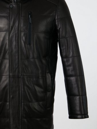 Кожаная куртка с капюшоном и мехом волка