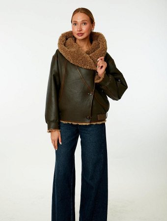 Укороченная экодубленка с капюшоном