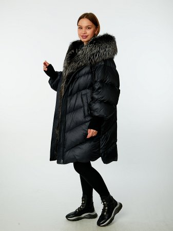 Пуховик с капюшоном и отделкой мехом лисицы