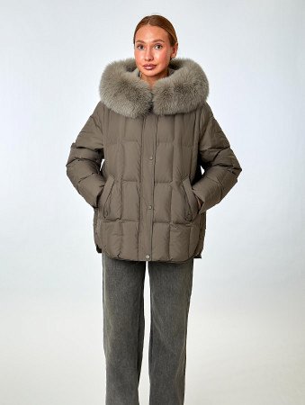 Укороченный пуховик с капюшоном и отделкой мехом песца