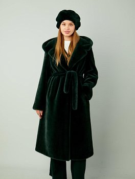 Шуба из эконорки с капюшоном и поясом