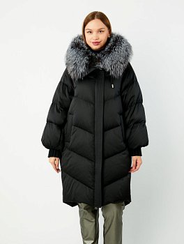 Удлиненный пуховик с капюшоном и отделкой из лисы