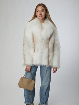 Укороченная шуба из меха лисы