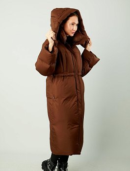 Пуховик на кулисе с капюшоном