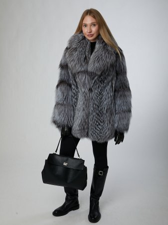 Укороченная шуба из меха чернобурой лисы