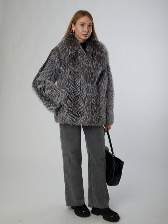 Укороченная шуба из меха чернобурой лисы