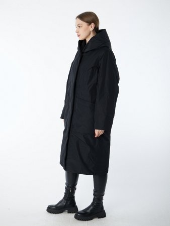 Утепленное пальто с капюшоном