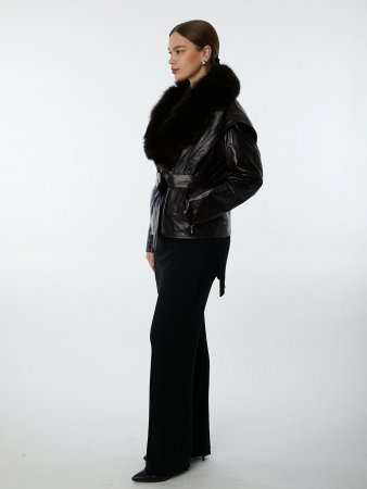 Стильная куртка из натуральной кожи с отделкой из меха песца