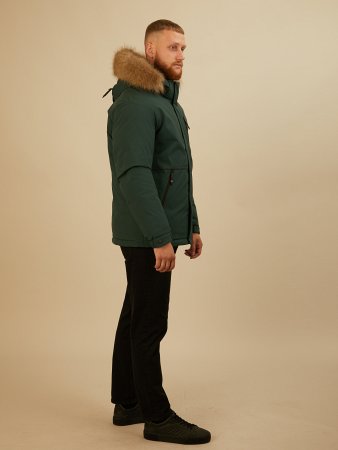 Куртка зимняя с отделкой из меха енота на капюшоне