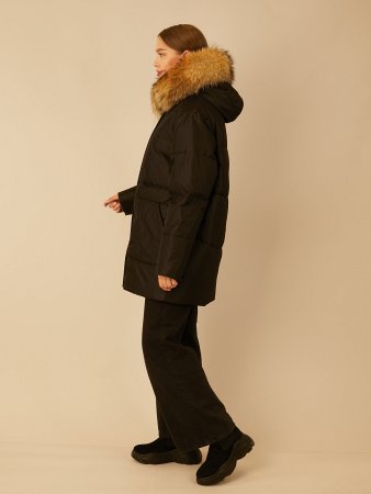 Зимняя куртка с отделкой из меха енота