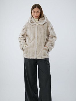 Укороченная шуба из меха норки с капюшоном