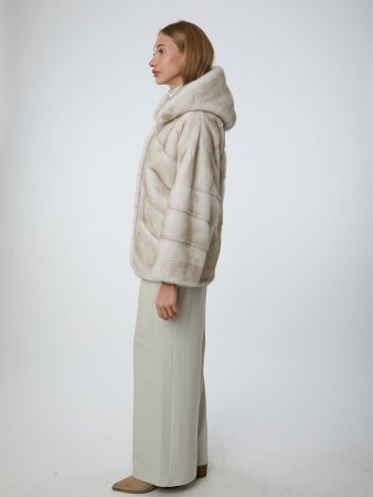 Укороченная шуба из меха норки с капюшоном