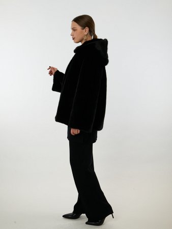 Укороченная шуба из меха норки с капюшоном