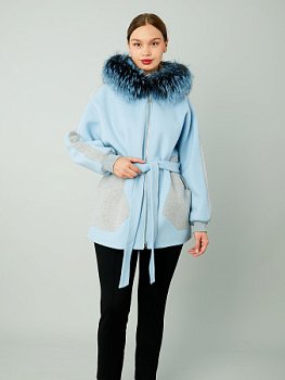 Укороченное пальто с капюшоном и поясом