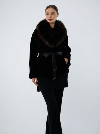 Укороченная шуба из астрагана с английским воротником