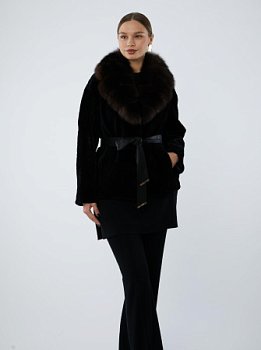 Укороченная шуба из астрагана с английским воротником