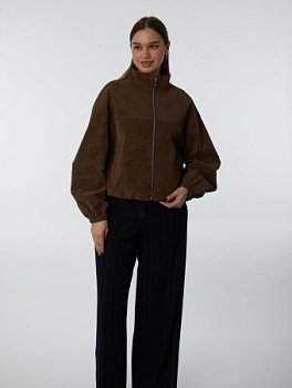 Стильный бомбер из экозамши