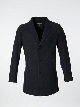 Мужское пальто с английским воротником